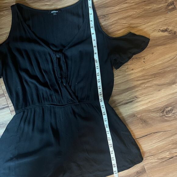 Ambiance Black V-Neck Short Sleeve Open Shoulder Shorts Romper Size Large - Picture 3 of 5